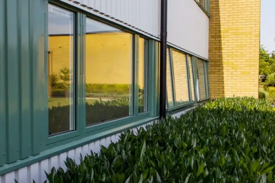 H-Fönstret trä/aluminiumfönster installerade i BRF Ljungen – modern och hållbar fasadlösning