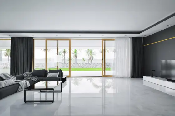 Elegant vardagsrum med stora IGLO EDGE SLIDE PVC-skjutdörrar i trälook som öppnar upp mot en tropisk terrass